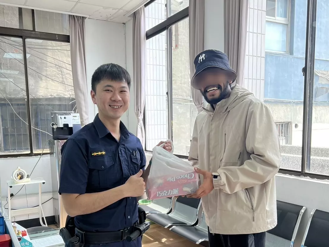 印籍男手機失而復得 贈巧克力派大讚壢警「熱心」 S 41345147 0