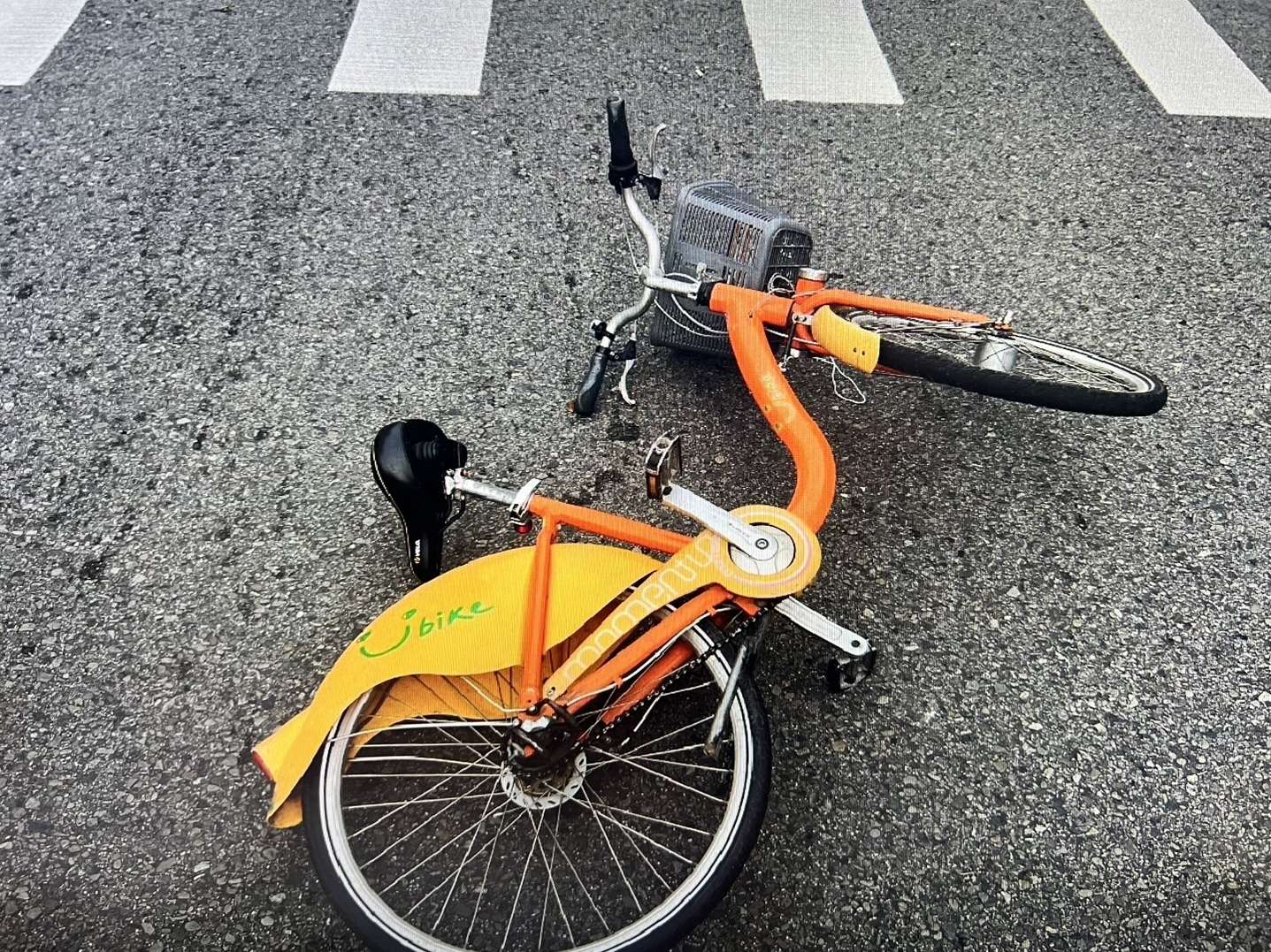 【有片】危險!公車搶黃燈 高中生騎YouBike遭擦撞 S 43237446 0 副本 0