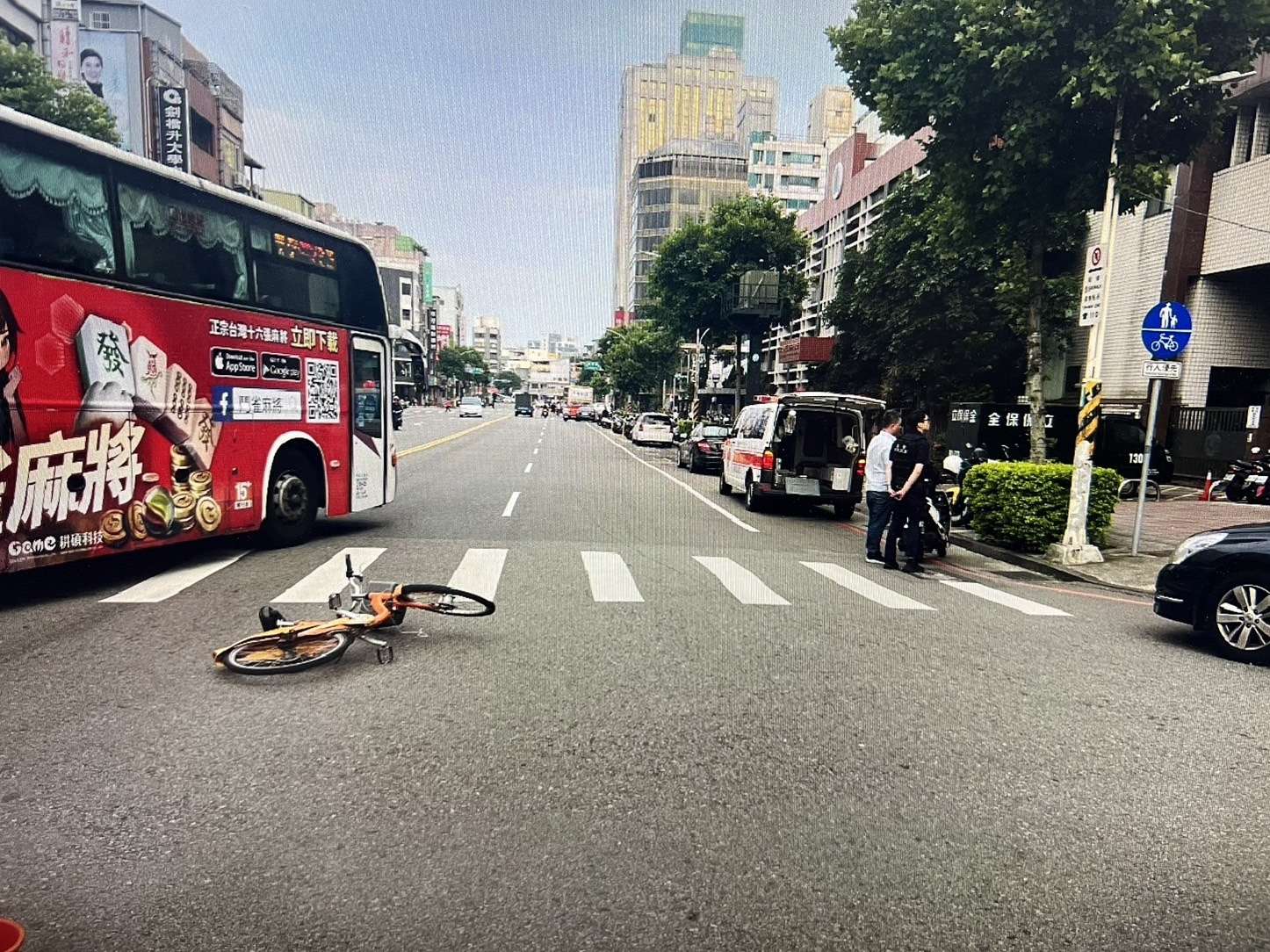 中壢大型客運直行擦撞腳踏車 男騎士手腳擦挫傷送醫 S 43237447 0