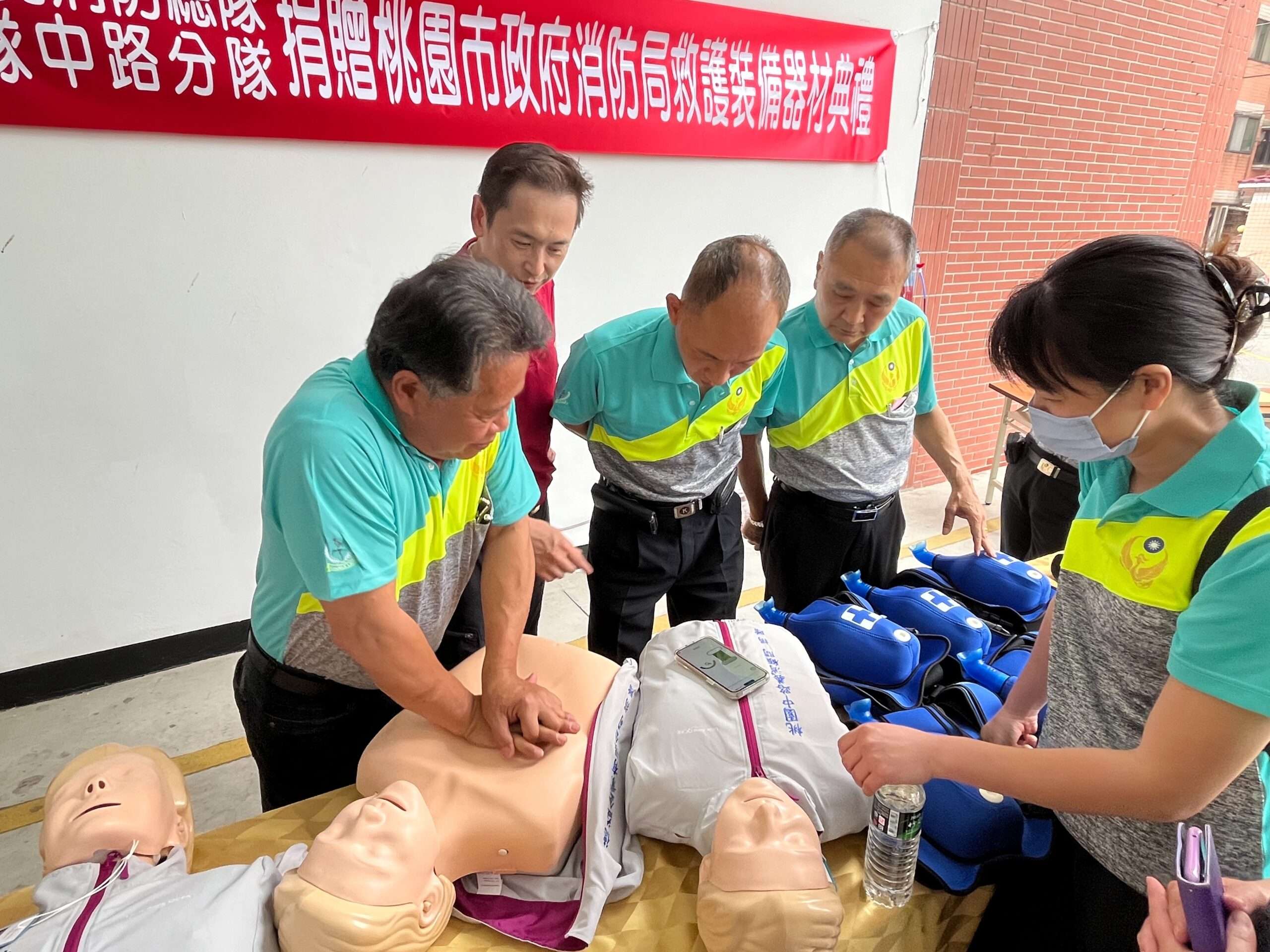 義消捐贈訓練器材 助桃消中路分隊推動救護教育 S 45482019 0 scaled