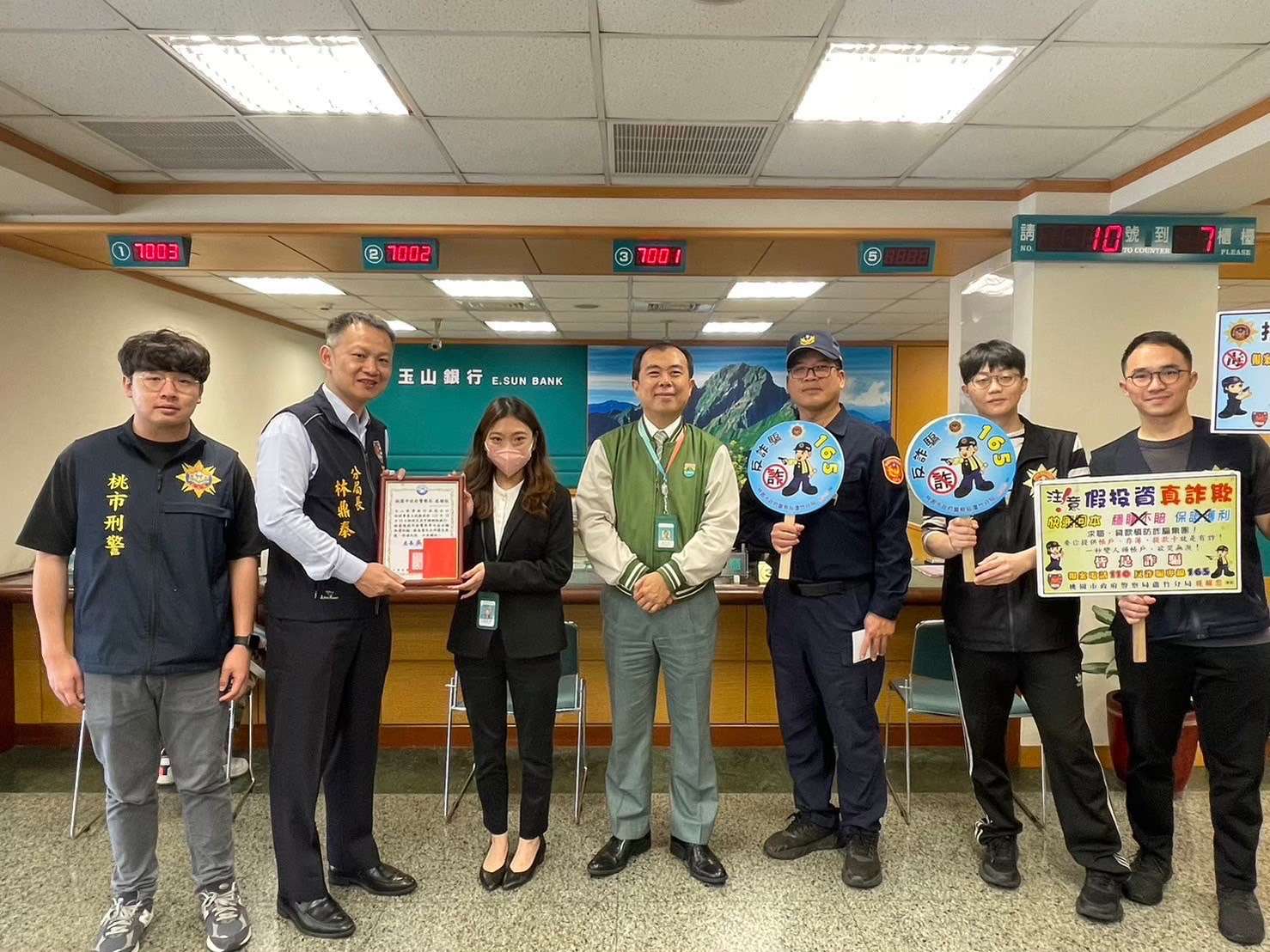 蘆竹警前進轄區銀行反詐騙宣導 建立民眾正確預防犯罪觀念 S 4612562