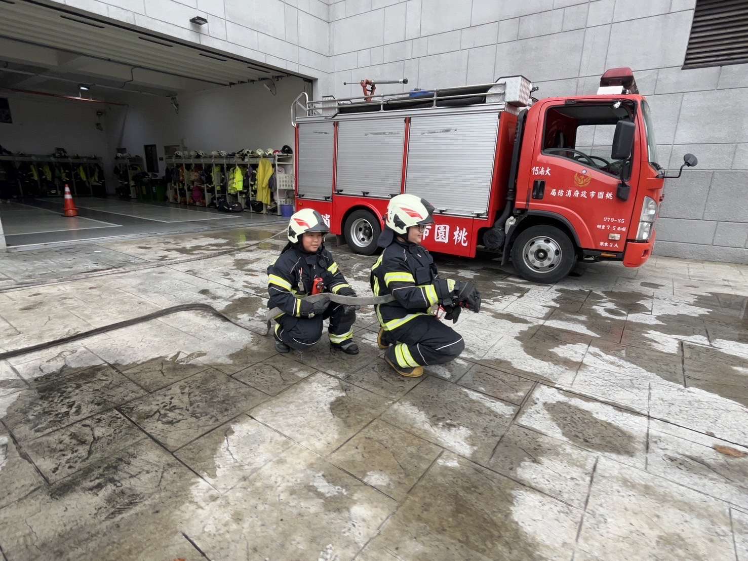 桃消大湳分隊攜手安親班強化防災知識 學童親身體驗消防員工作 S 50626646