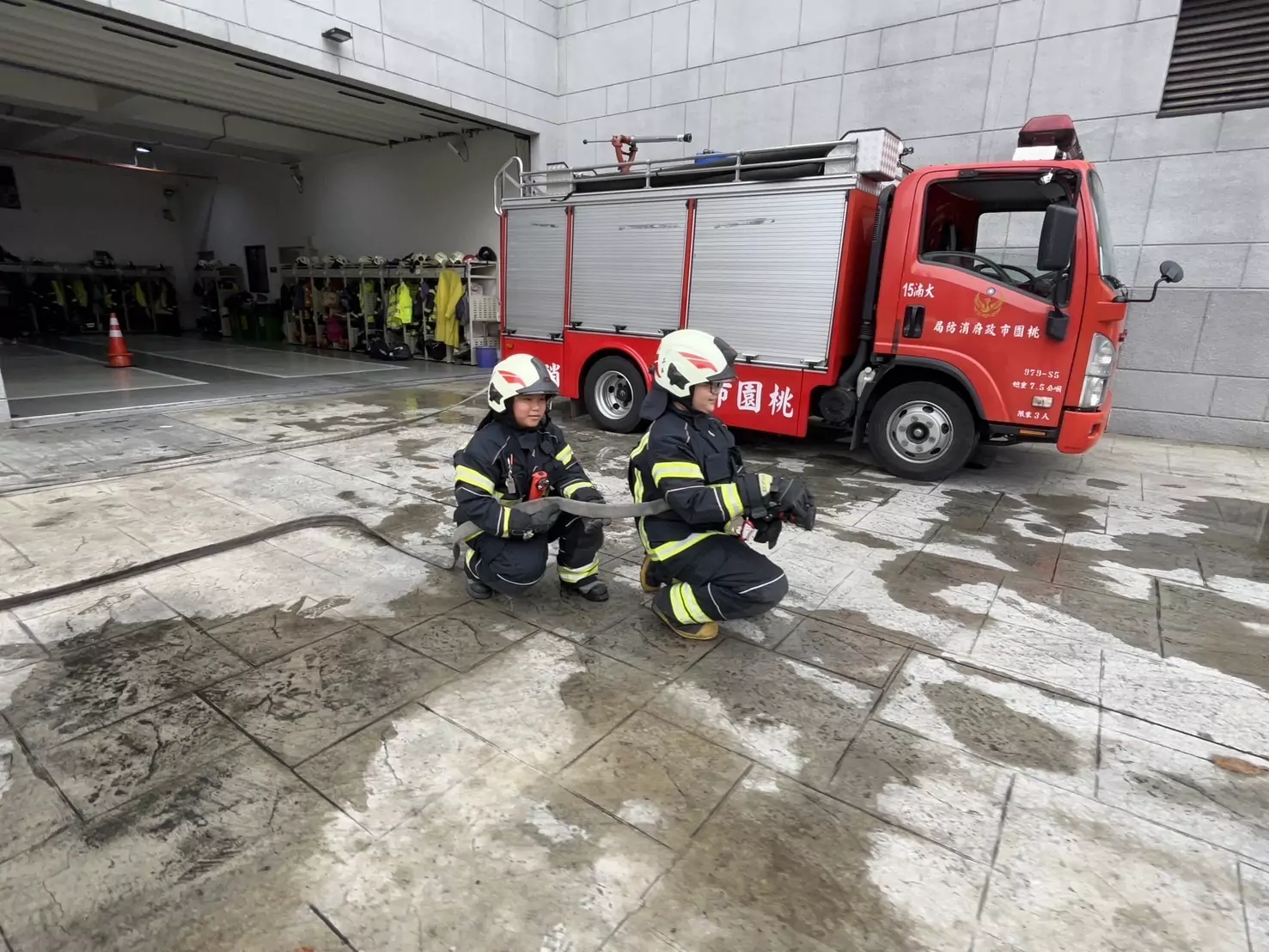 桃消大湳分隊攜手安親班強化防災知識 學童親身體驗消防員工作 S 50626646