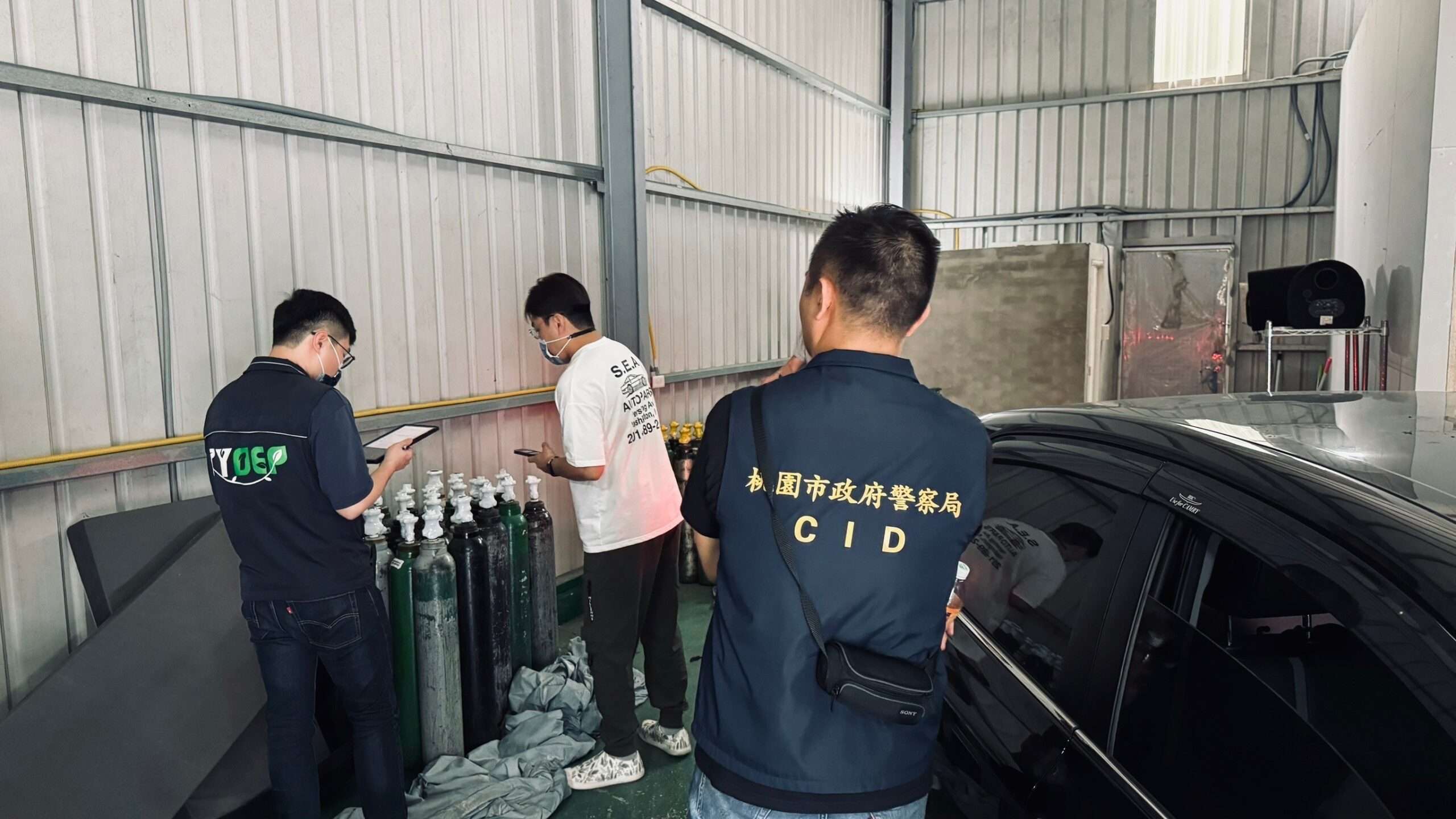 近年最大宗!桃警「雷霆除暴」破獲2違法笑氣工廠 查扣619支鋼瓶 S 56541556 scaled
