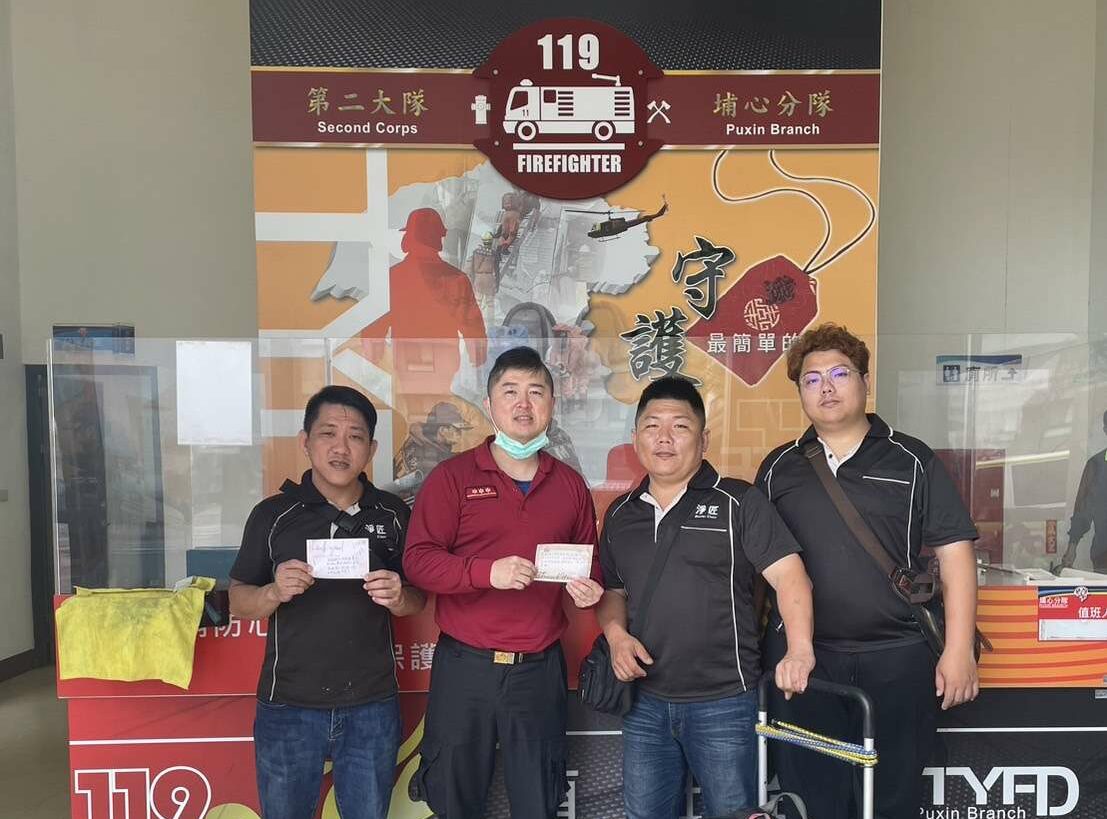 感謝消防員救命之恩 2男子親赴桃消埔心分隊送卡片