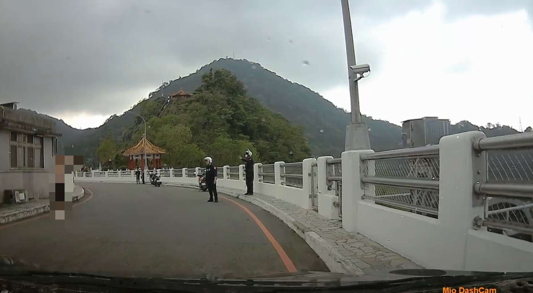 【有片】半裸男石門水庫情緒失控揮刀 民眾車輛無辜遭怒踹 S 67027078