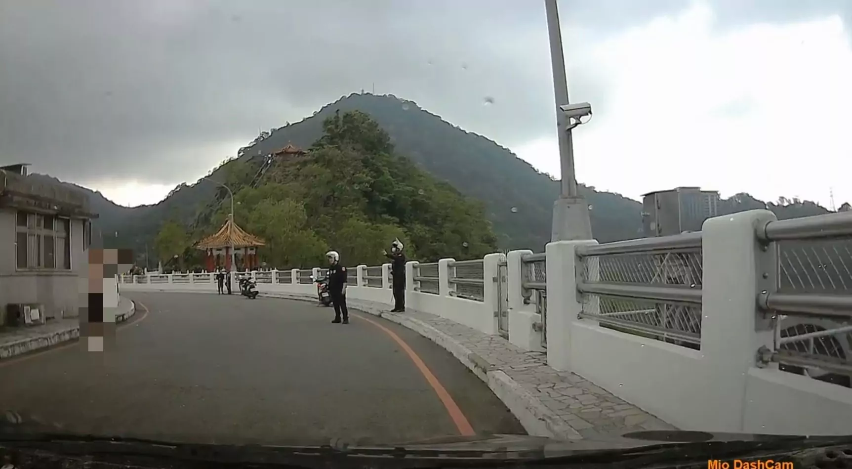 【有片】半裸男石門水庫情緒失控揮刀 民眾車輛無辜遭怒踹 【有片】半裸男石門水庫情緒失控揮刀 民眾車輛無辜遭怒踹