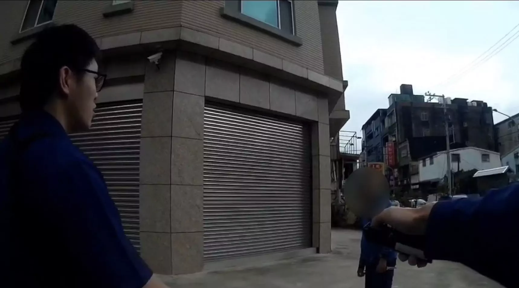 【有片】男子精神狀況不穩路上狂揮剪刀 桃警「聲東擊西」趁機壓制 【有片】男子精神狀況不穩路上狂揮剪刀 桃警「聲東擊西」趁機壓制