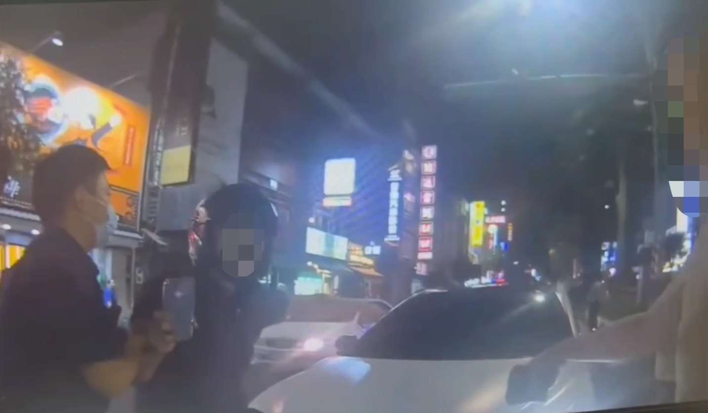 【有片】不滿被催油門?兩輪怒槓四輪 雙方互告恐嚇、強制罪 S 67182597