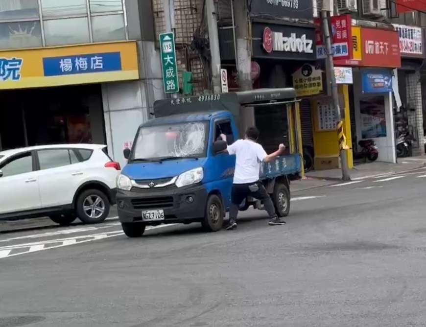 【有片】楊梅男精神疾病突發作 路上隨機攔車狂砸遭強制送醫