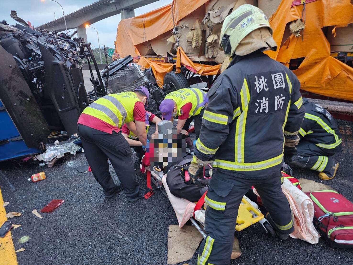 國1聯結車撞「掉落貨櫃」 駕駛送醫搶救不治 S 819237 0