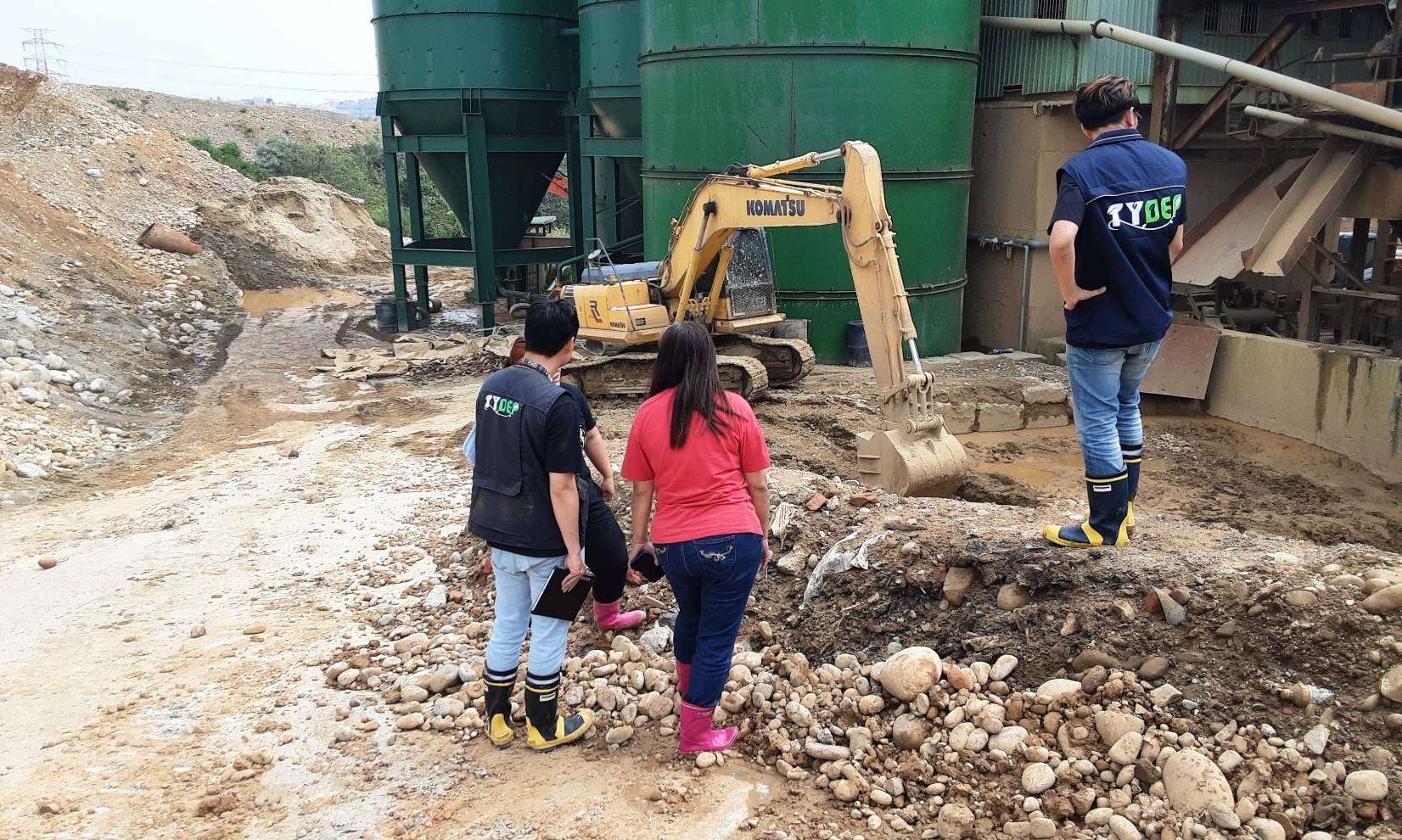 桃環局兵分5路 啟動路面除污專案稽查 S 8380575 0 0