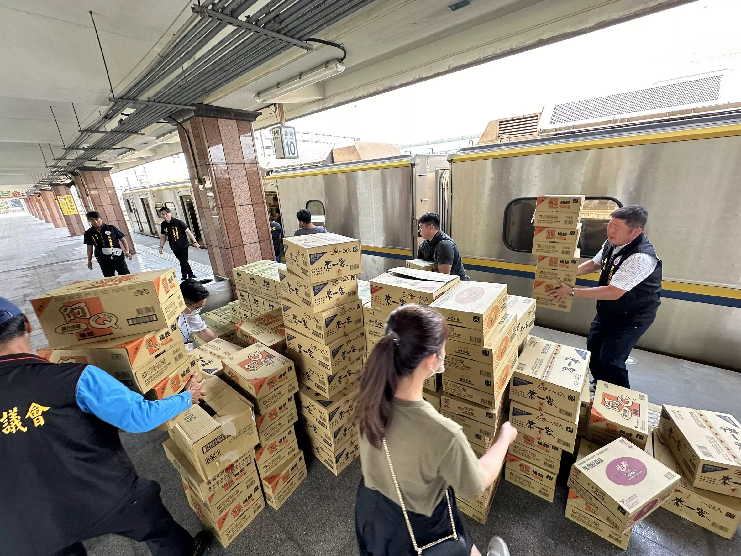 臺鐵恢復開通花東列車 運送物資全力投入救災 S 92594184 0