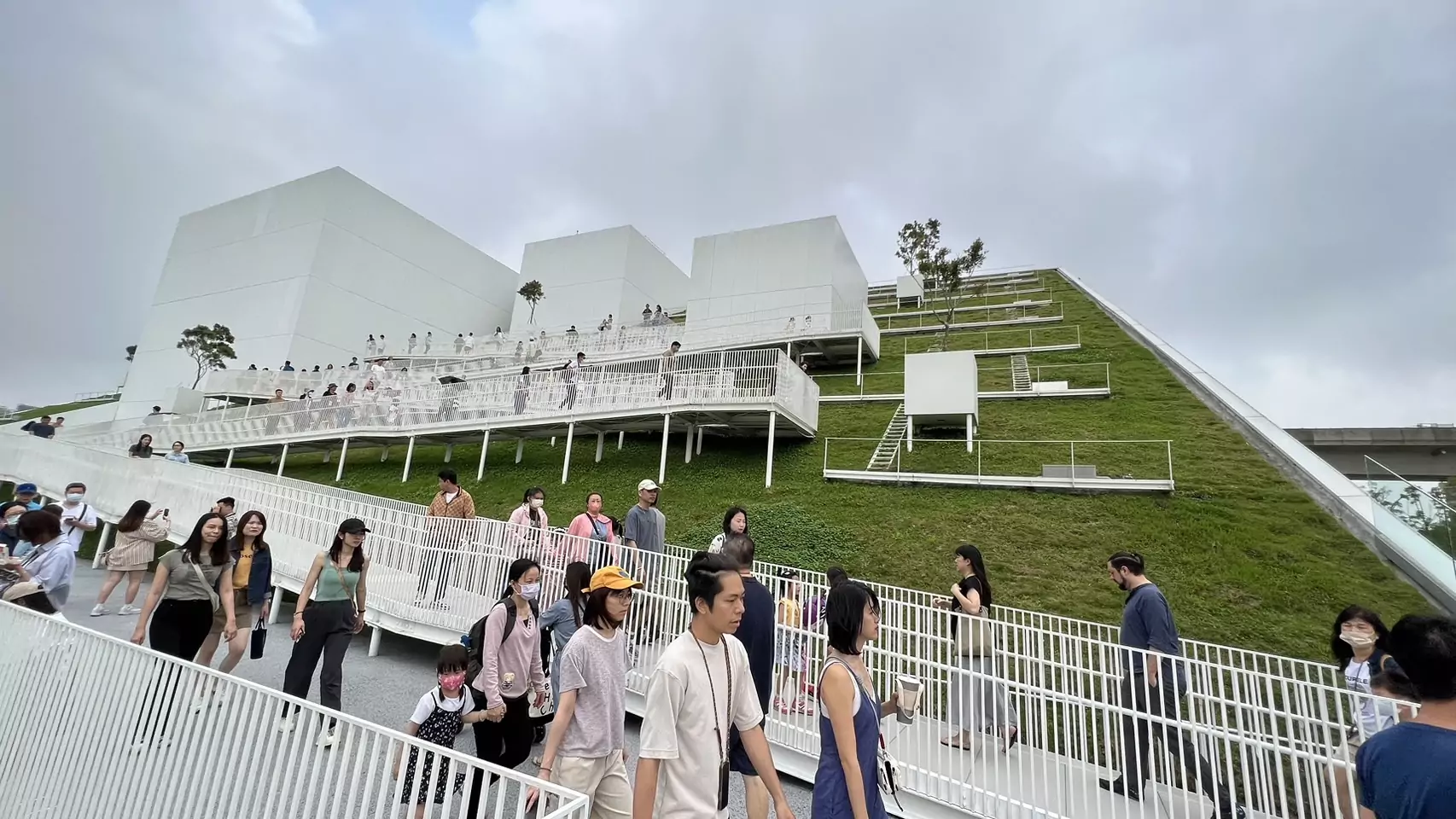 桃兒美館連假首日湧人潮 滾動式修正營運維護參觀品質 ZZZ