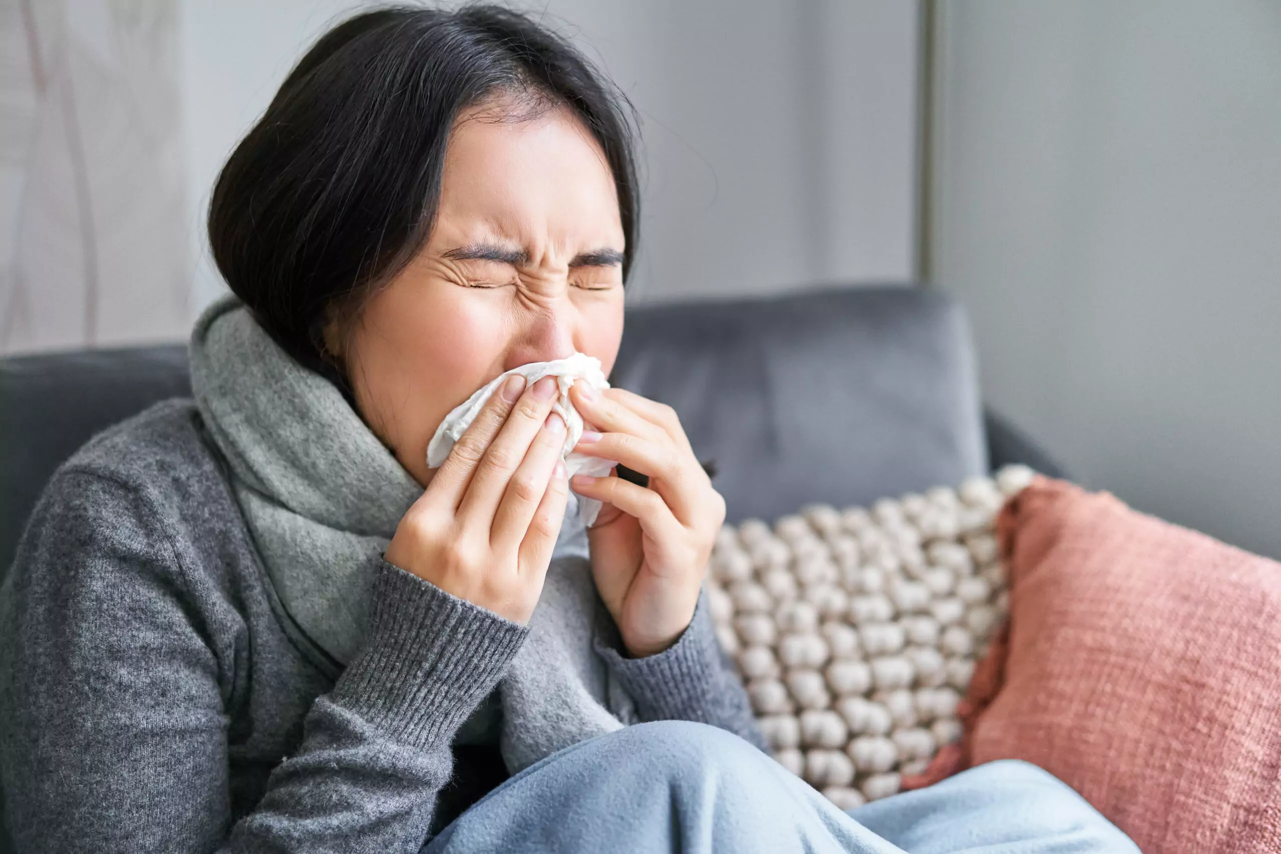 男星感冒變肺炎猝逝 樂生醫提醒這8類人要注意 close up young korean woman staying home with cold sneezing napking has runny nose concept illness health influenza scaled