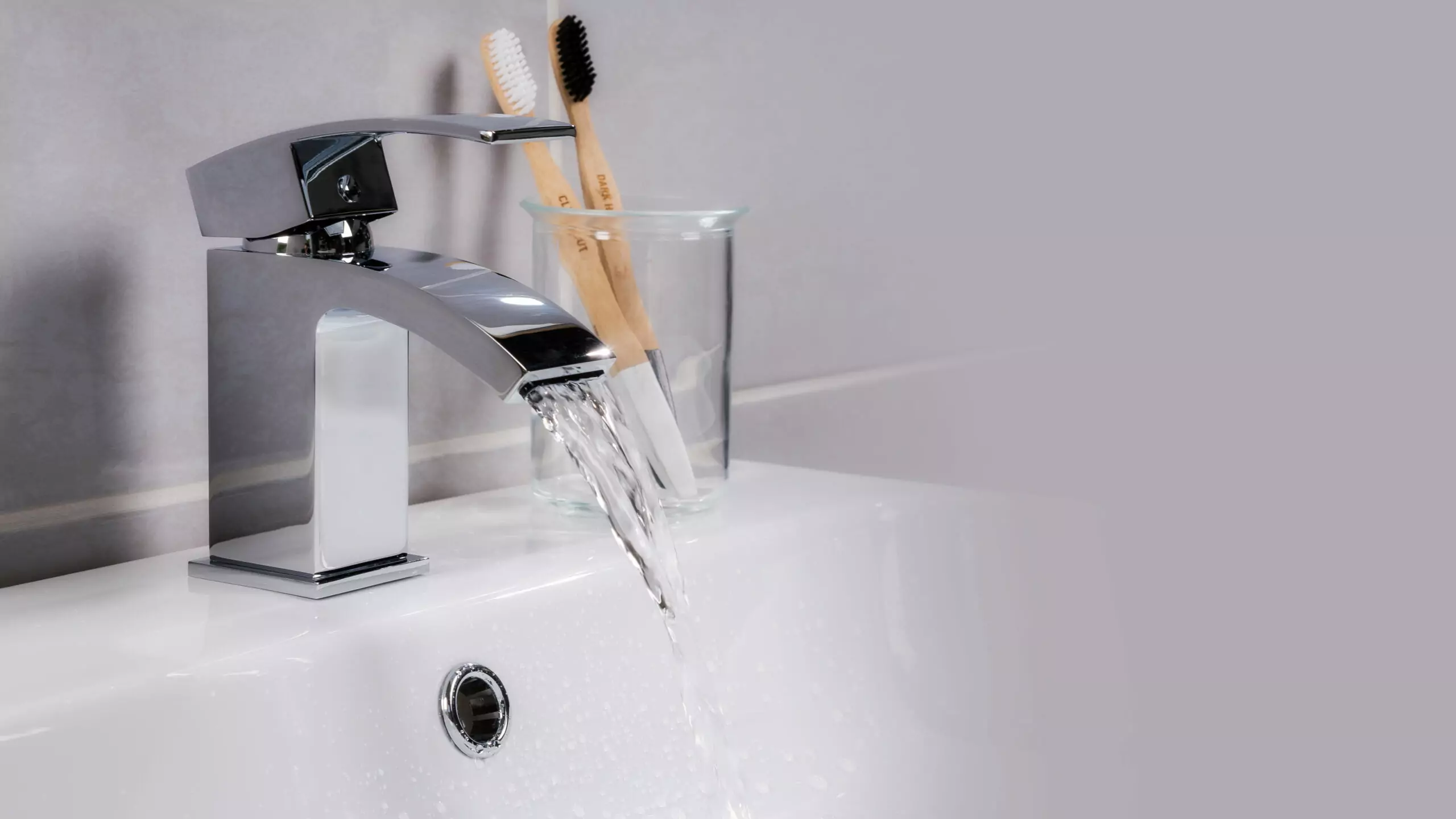 快儲水!楊梅這些地方明天停水6小時 closeup shot water flowing from basin mixer tap bathroom scaled