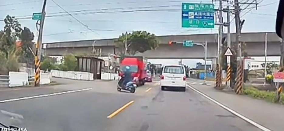 【有片】阿伯想轉就轉?遭貨車撞擊畫面曝 gsgfswr5