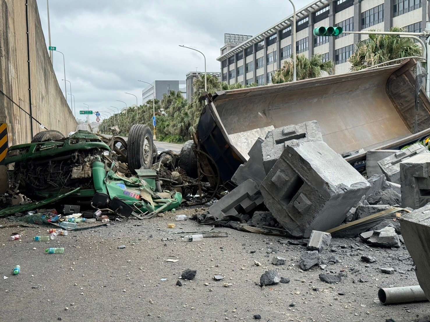 【有片】台61桃科段砂石車墜落路面 駕駛彈飛不治身亡 image 2493739570989729182 0