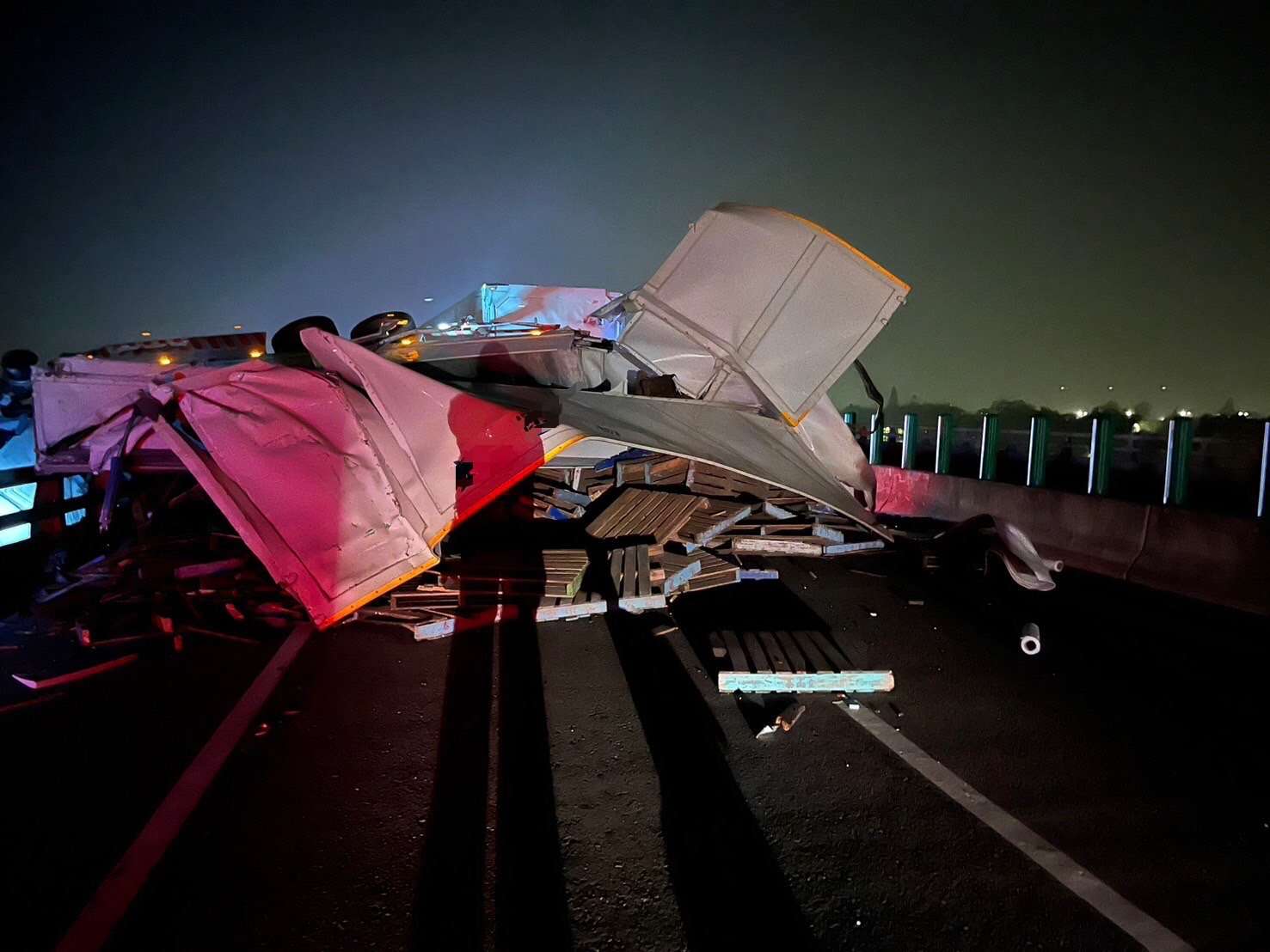 台61線連結車撞衝護欄 駕駛墜落橋下2騎士遭波及 image 3031659353530262954 0