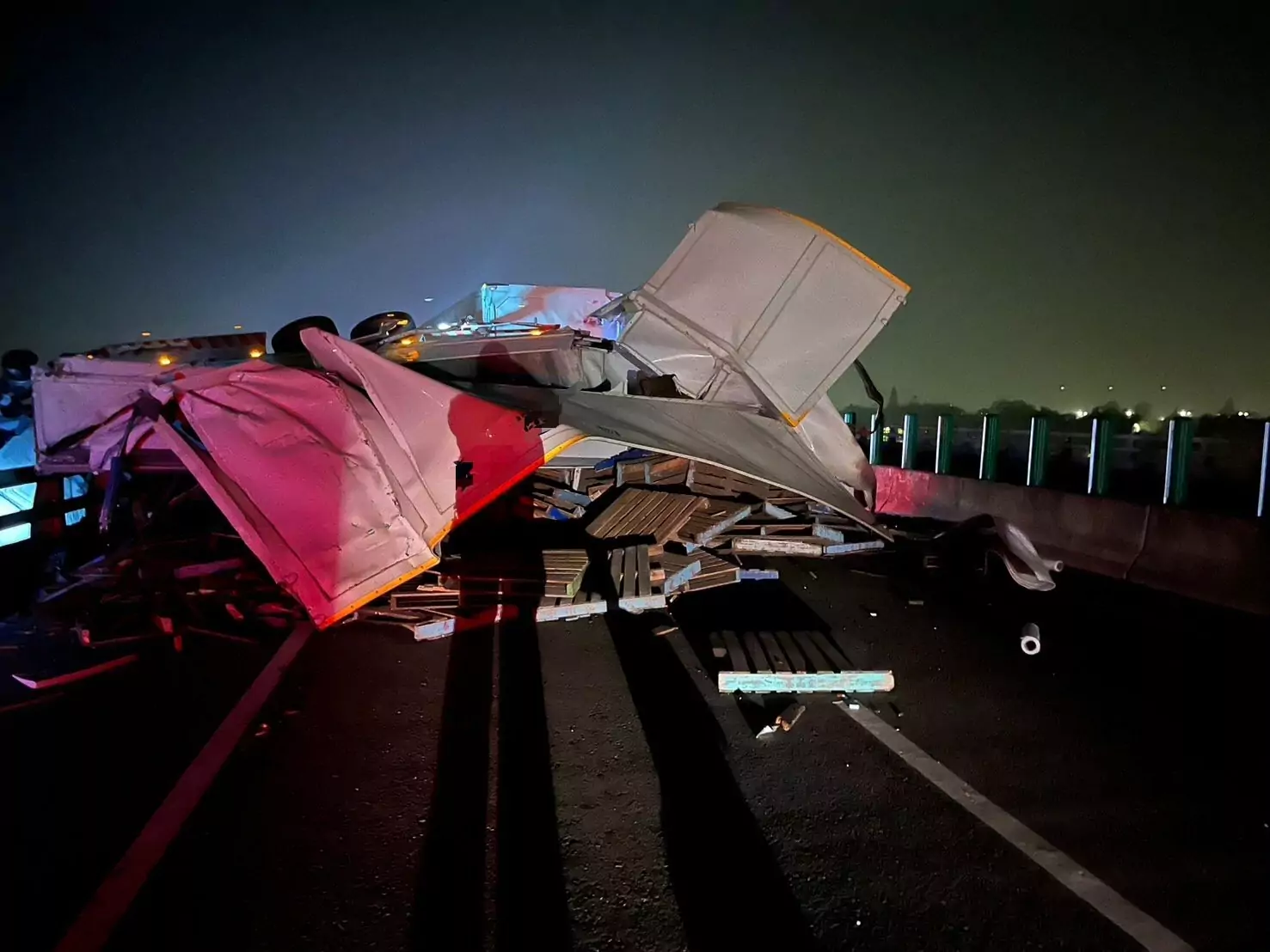 台61線連結車撞衝護欄 駕駛墜落橋下2騎士遭波及 image 3031659353530262954 0