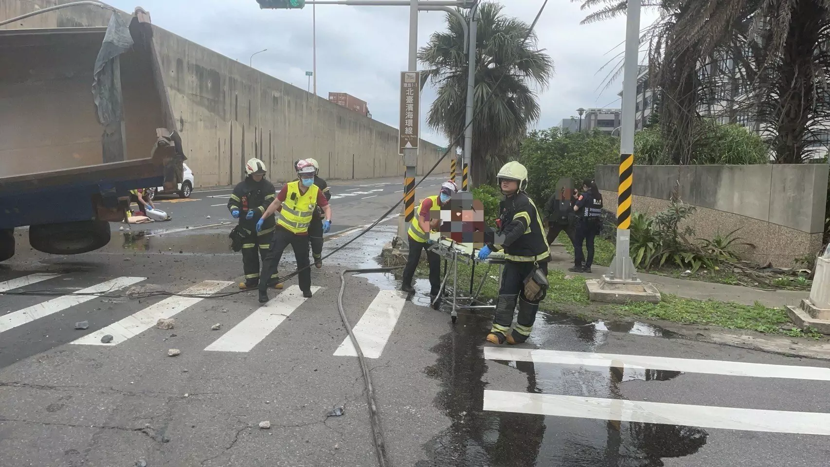 【有片】台61桃科段砂石車墜落路面 駕駛彈飛不治身亡 image 503203605943456904 0