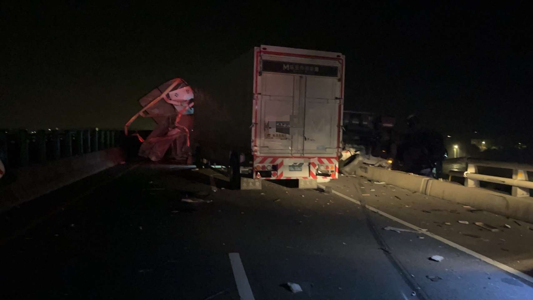 台61線連結車撞衝護欄 駕駛墜落橋下2騎士遭波及 image 8940911282966053462 0
