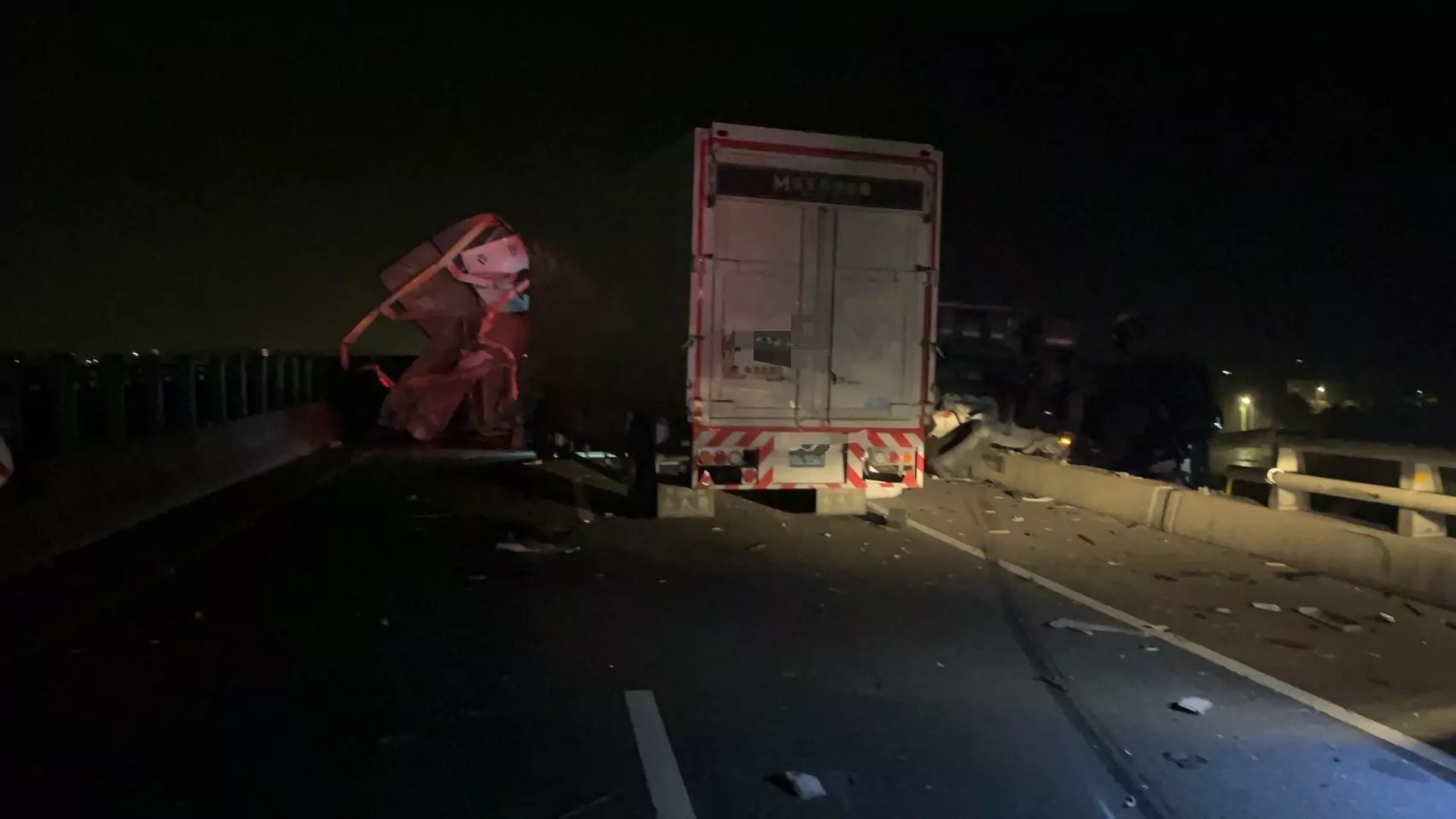 台61線連結車撞衝護欄 駕駛墜落橋下2騎士遭波及 台61線連結車撞衝護欄 駕駛墜落橋下2騎士遭波及