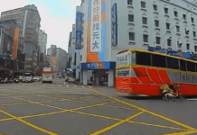 【有片】危險!公車搶黃燈 高中生騎YouBike遭擦撞