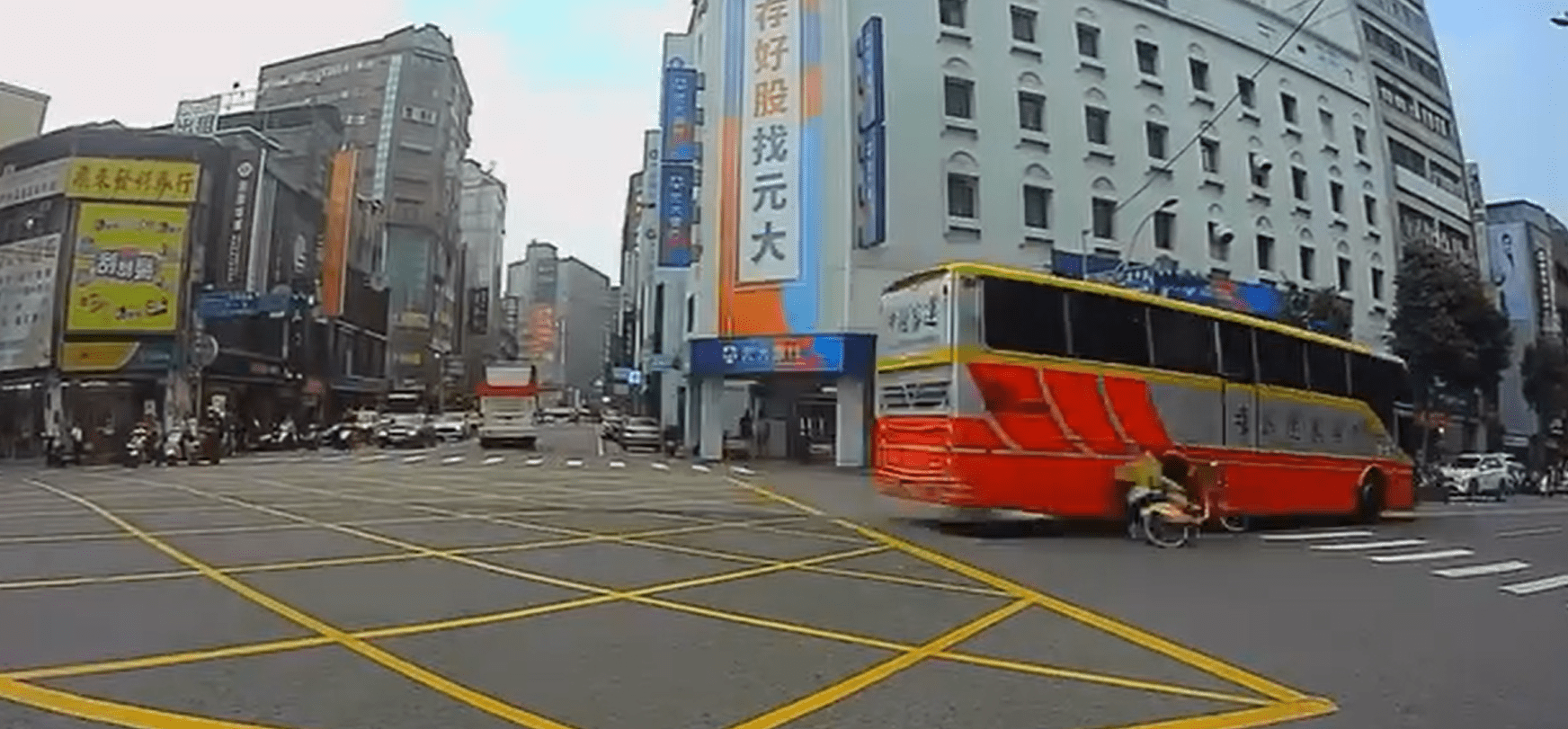 【有片】危險!公車搶黃燈 高中生騎YouBike遭擦撞 rur4uje54y5e7ywsz