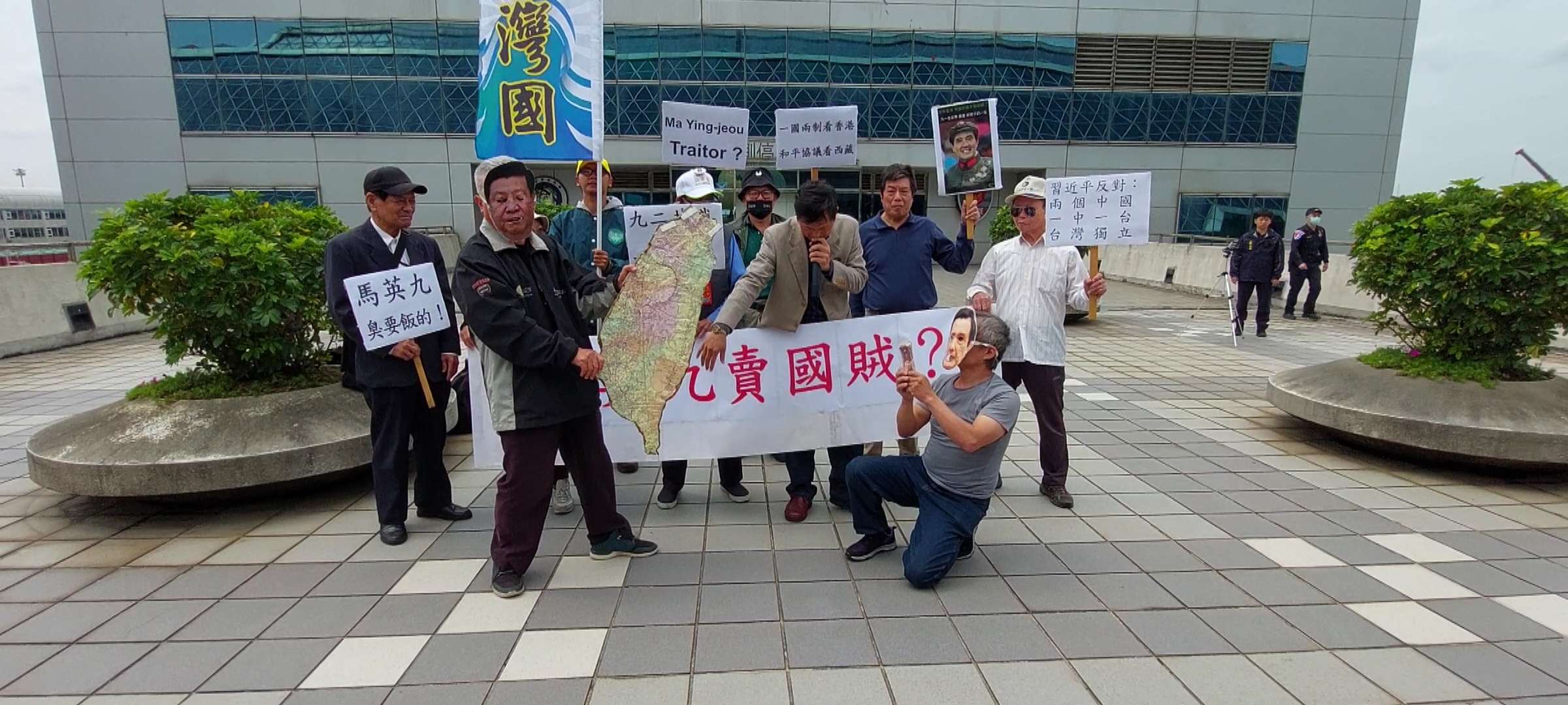 【有片】馬英九率學子訪陸 「台灣國」機場怒嗆:莫成歷史罪人! vs240317 008