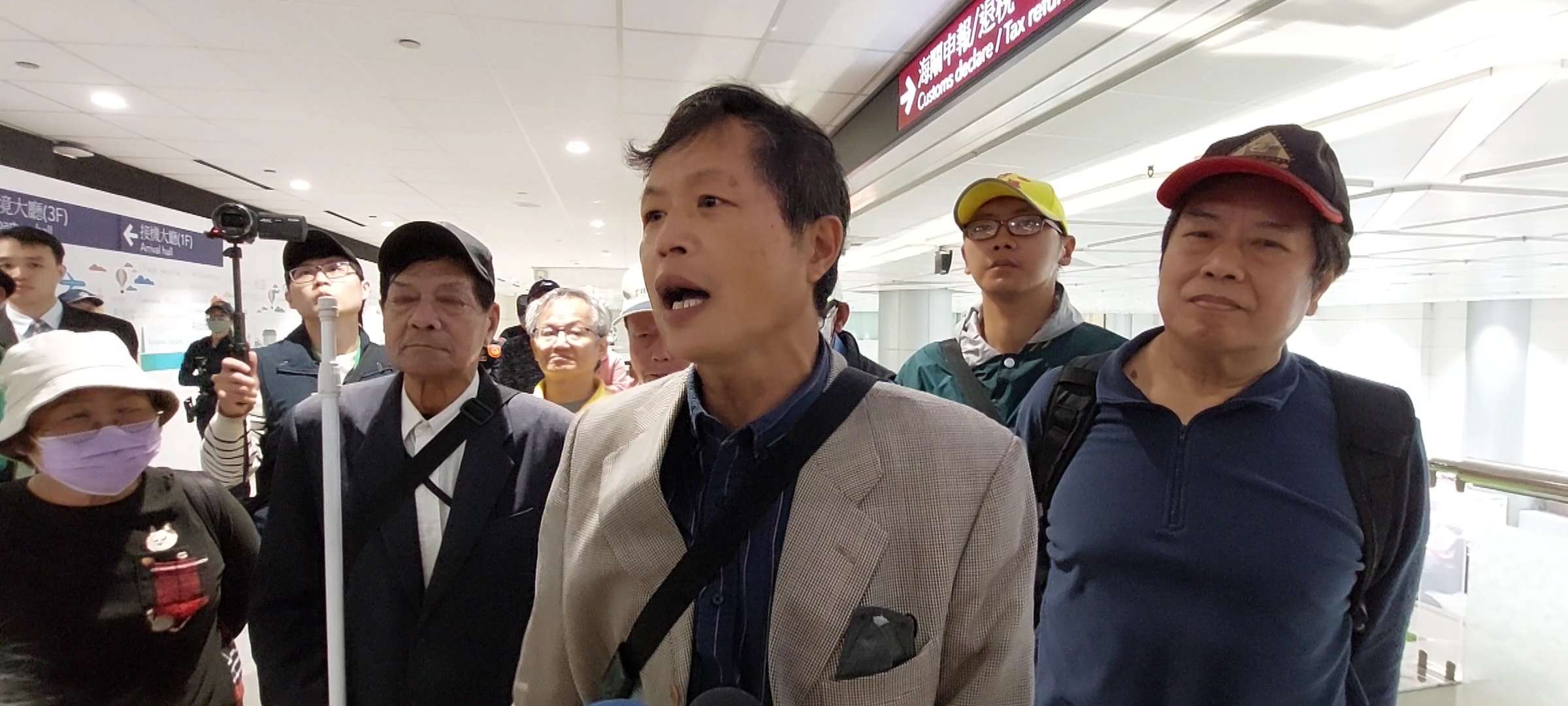 【有片】馬英九率學子訪陸 「台灣國」機場怒嗆:莫成歷史罪人! vs240317 009