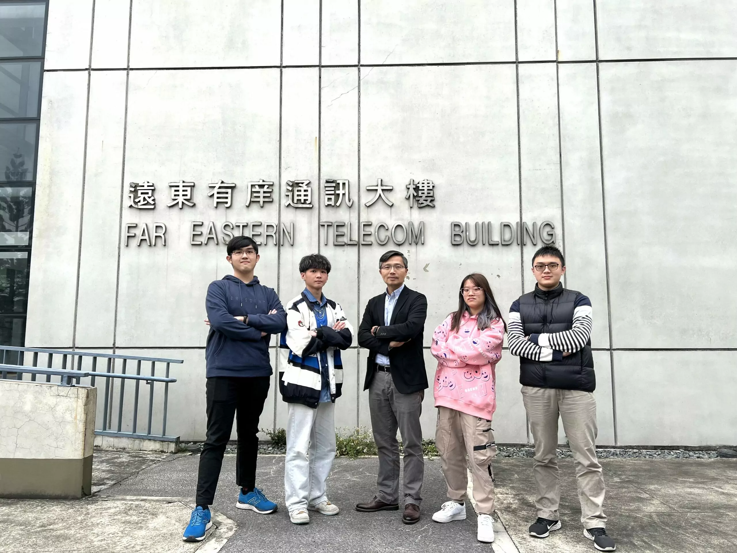 元智大學電機通訊學院院長陳敦裕教授中）與實驗室團隊成員孫宜辰、戴佑哲、賴俊丞和 scaled