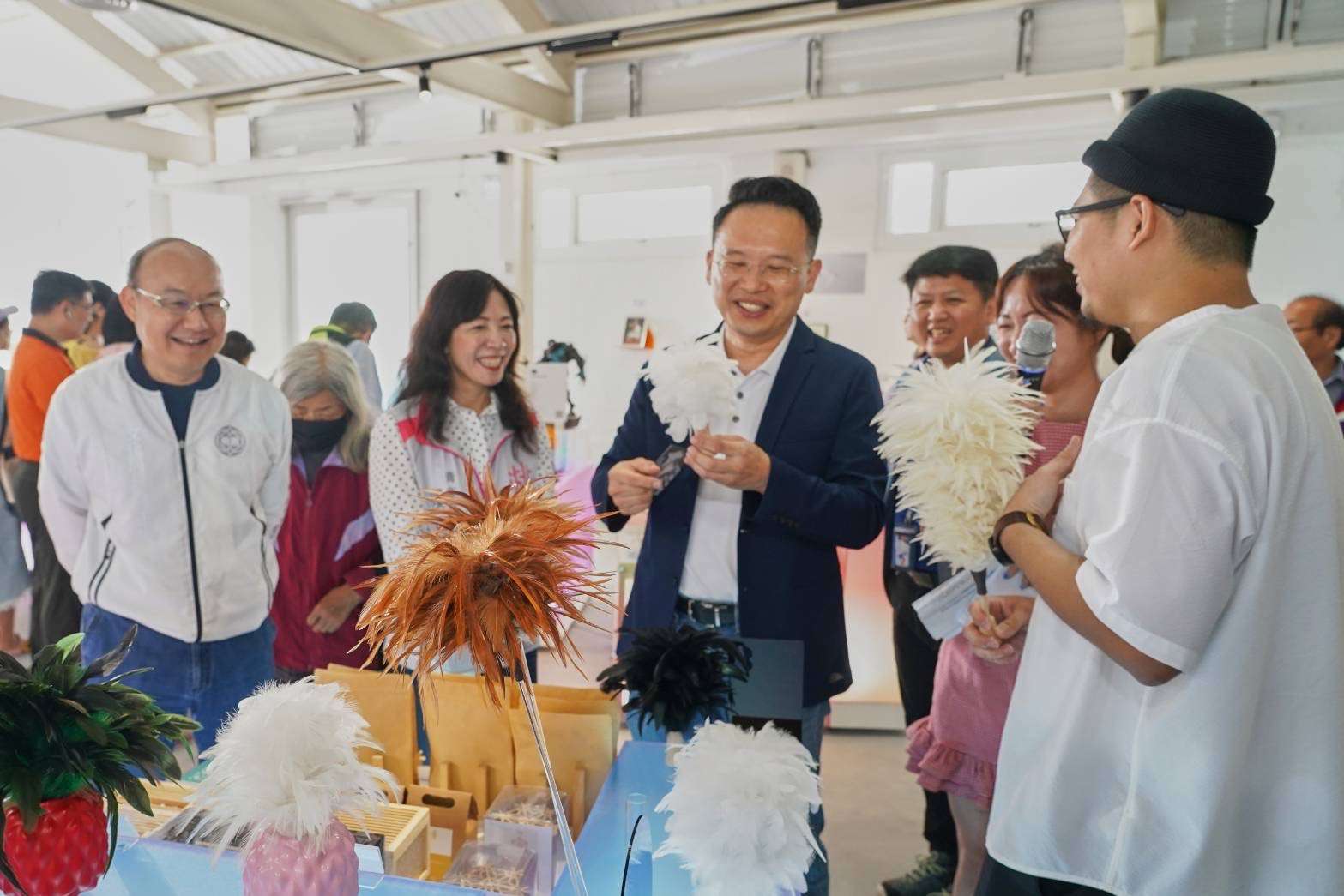桃園青年局打造「桃藝工坊」文創職人基地 即起至6/30消費滿額抽iPhone 15 副市長了解文創品牌Hands手手侯佳齡局長左蘇俊賓副市長右 0
