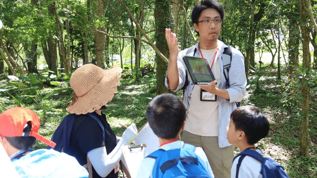 玉山國家公園「生態觀察與自然藝術課」報名開跑 創造暑假難忘回憶 圖4、講師李政霖透過平板電腦輔助學員進一步理解聽到了誰在唱歌