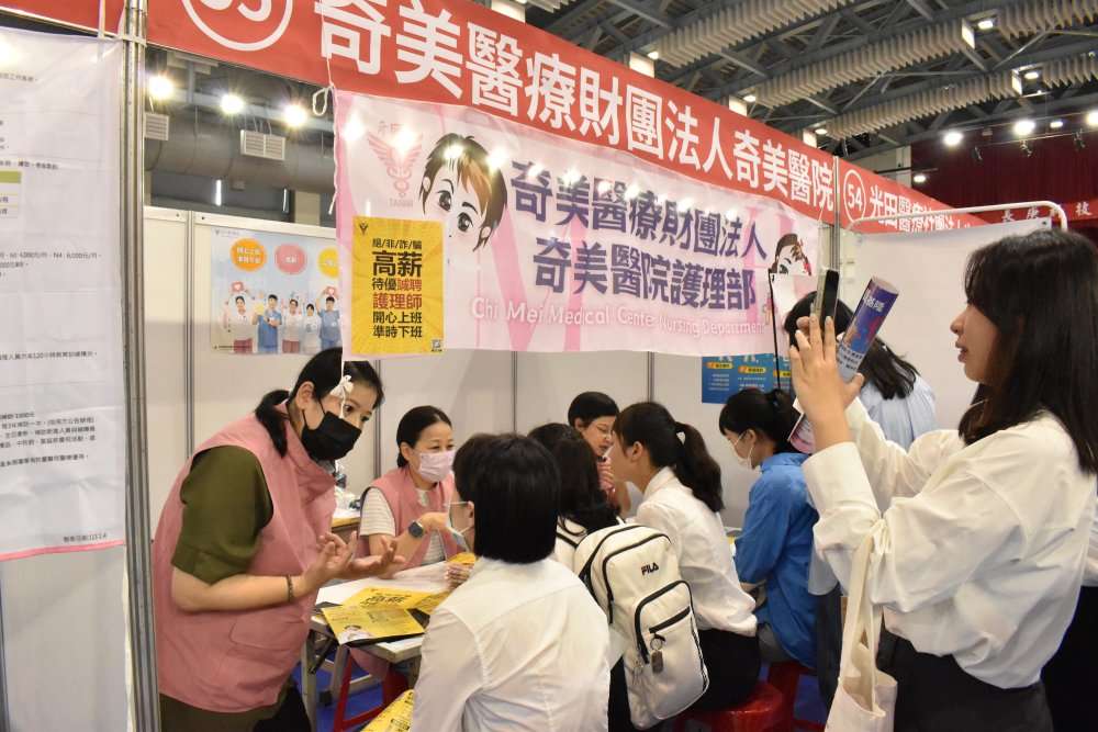 長庚科大學子專業能力獲肯定 徵才博覽會吸引破百廠商搶才 圖說3 2
