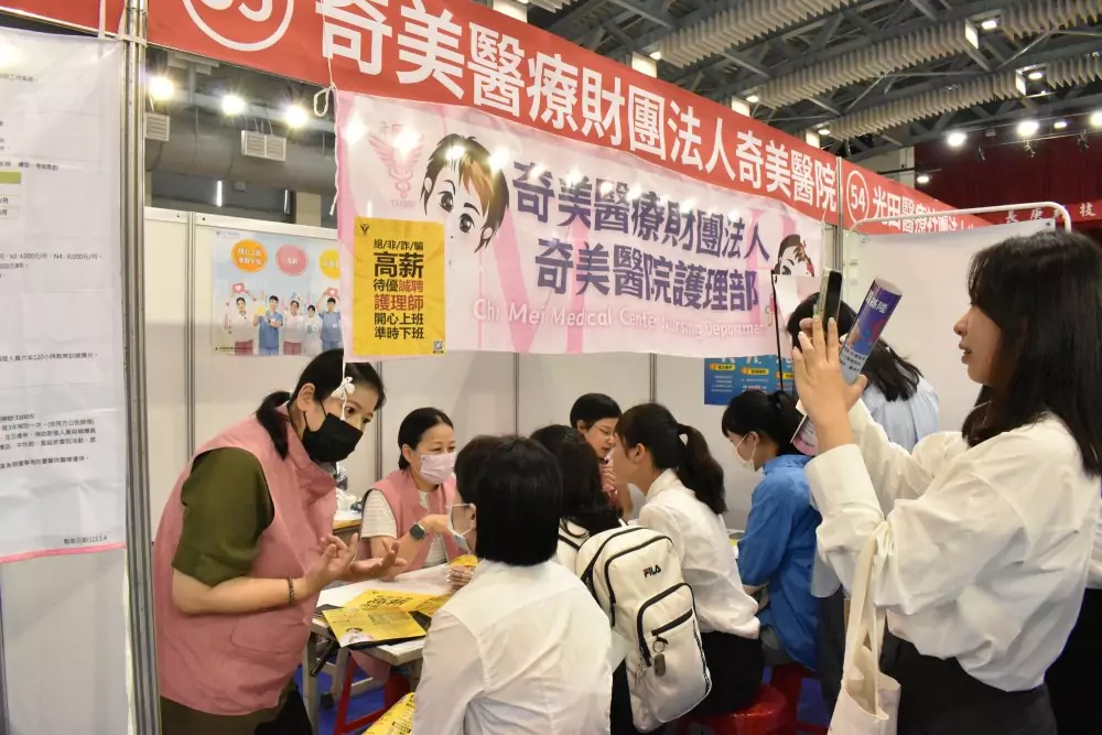 長庚科大學子專業能力獲肯定 徵才博覽會吸引破百廠商搶才 圖說3 2