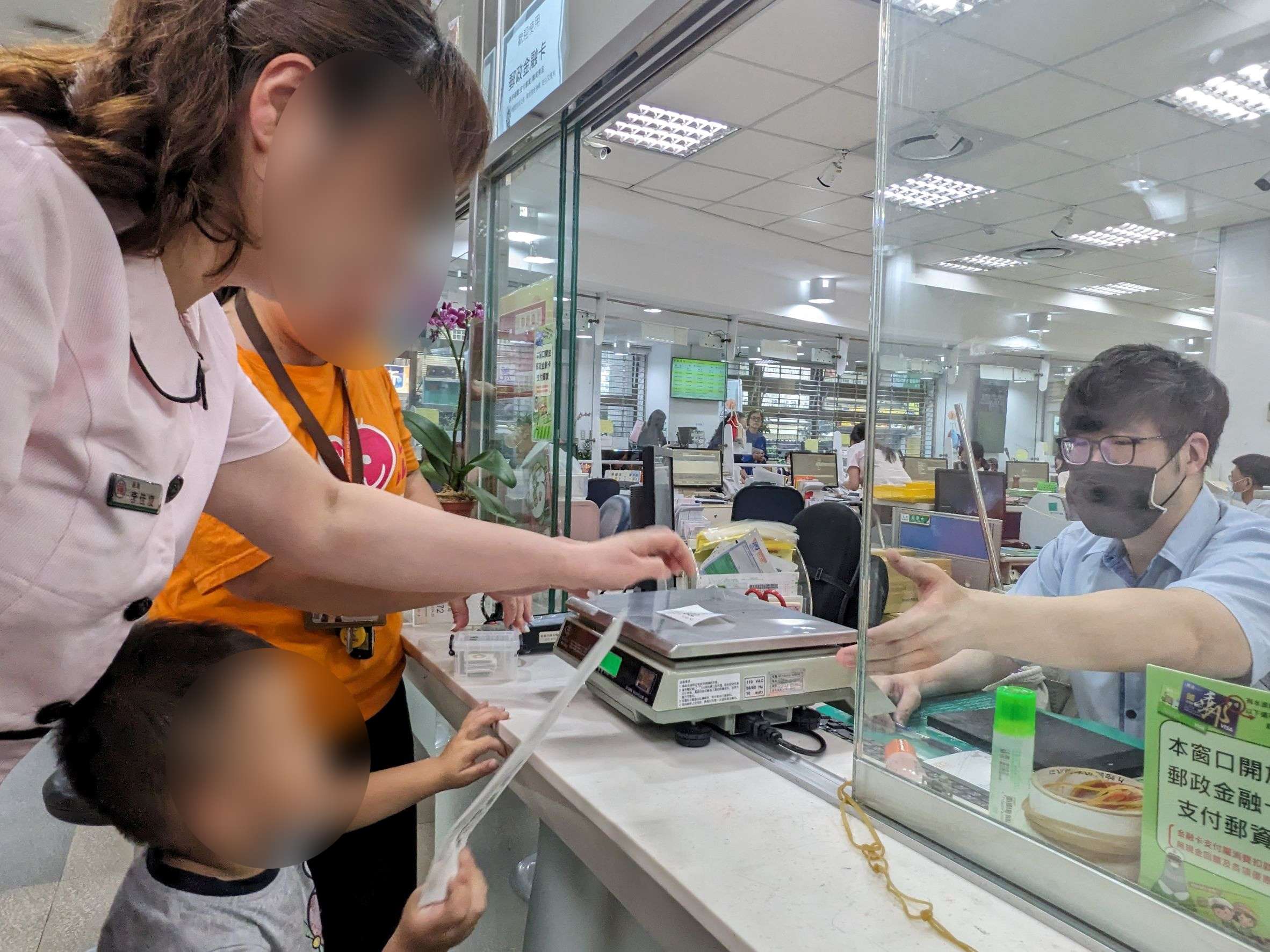 在伊甸早療老師與大園郵局經理李佳凌左一的帶領與解說下，慢飛天使小焄體驗了寄信的過程