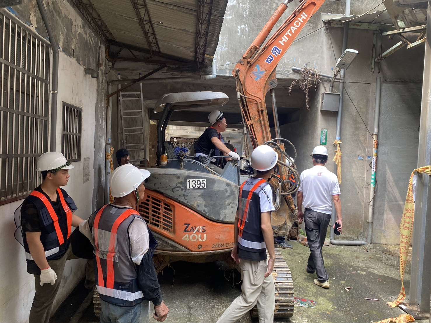 大溪三元市場震後成危樓 桃園建管處今啟動代拆作業 工班進行施工 0