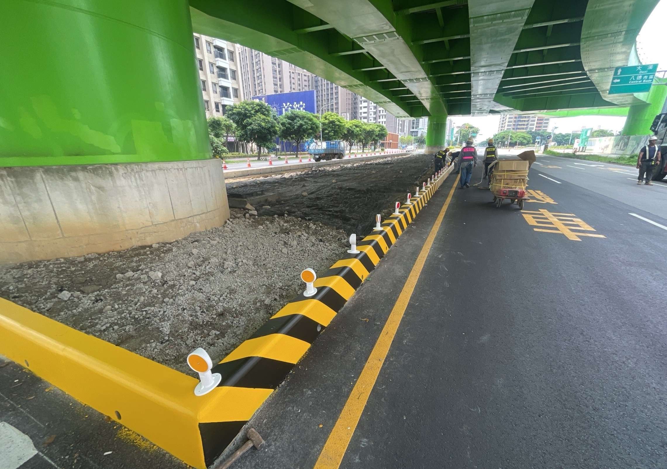 桃捷綠線八德高架段提前2個月完工 這路段全線開放通行 建德路中央分隔島緣石油漆及反光導標安裝完成 0 0