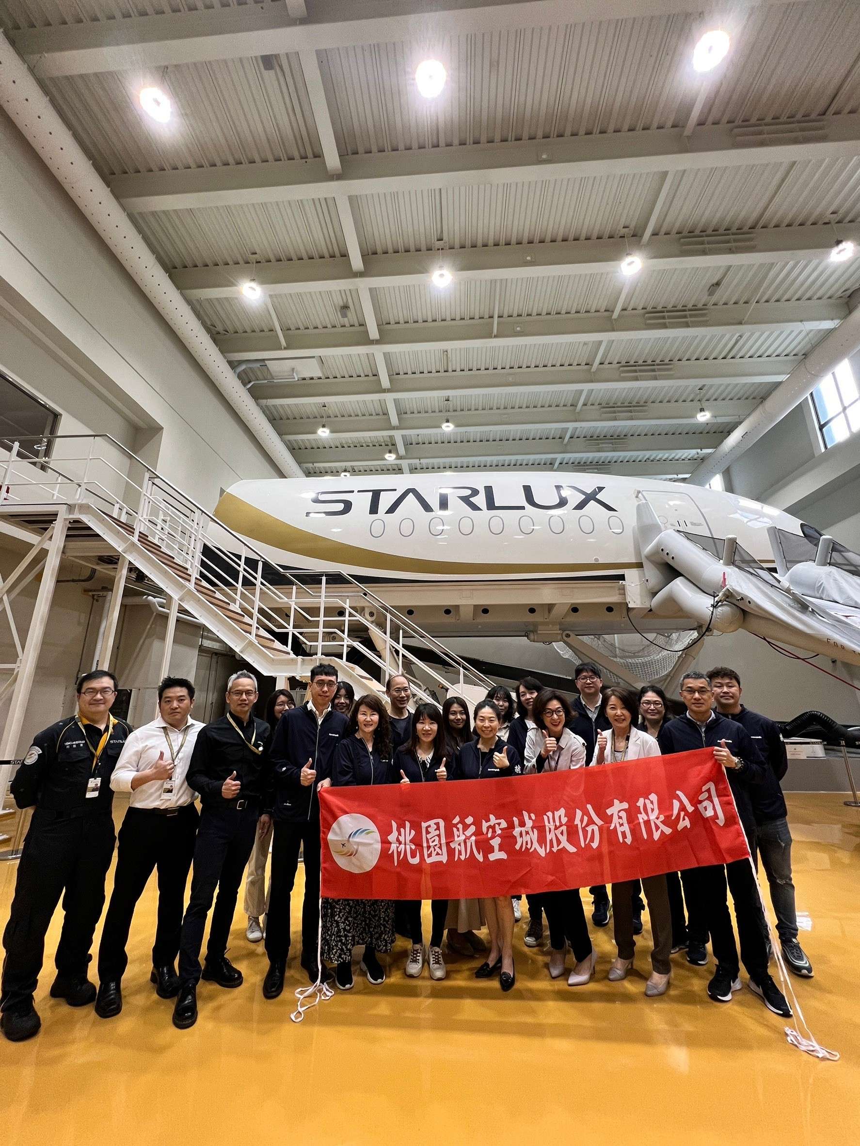 桃園航空城公司與星宇交流 打造國際級航空基地 航空城公司洪秀寬總經理前排右4參訪星宇航空運籌中心右3 鄧介意協理 右2陳盈穎A320動
