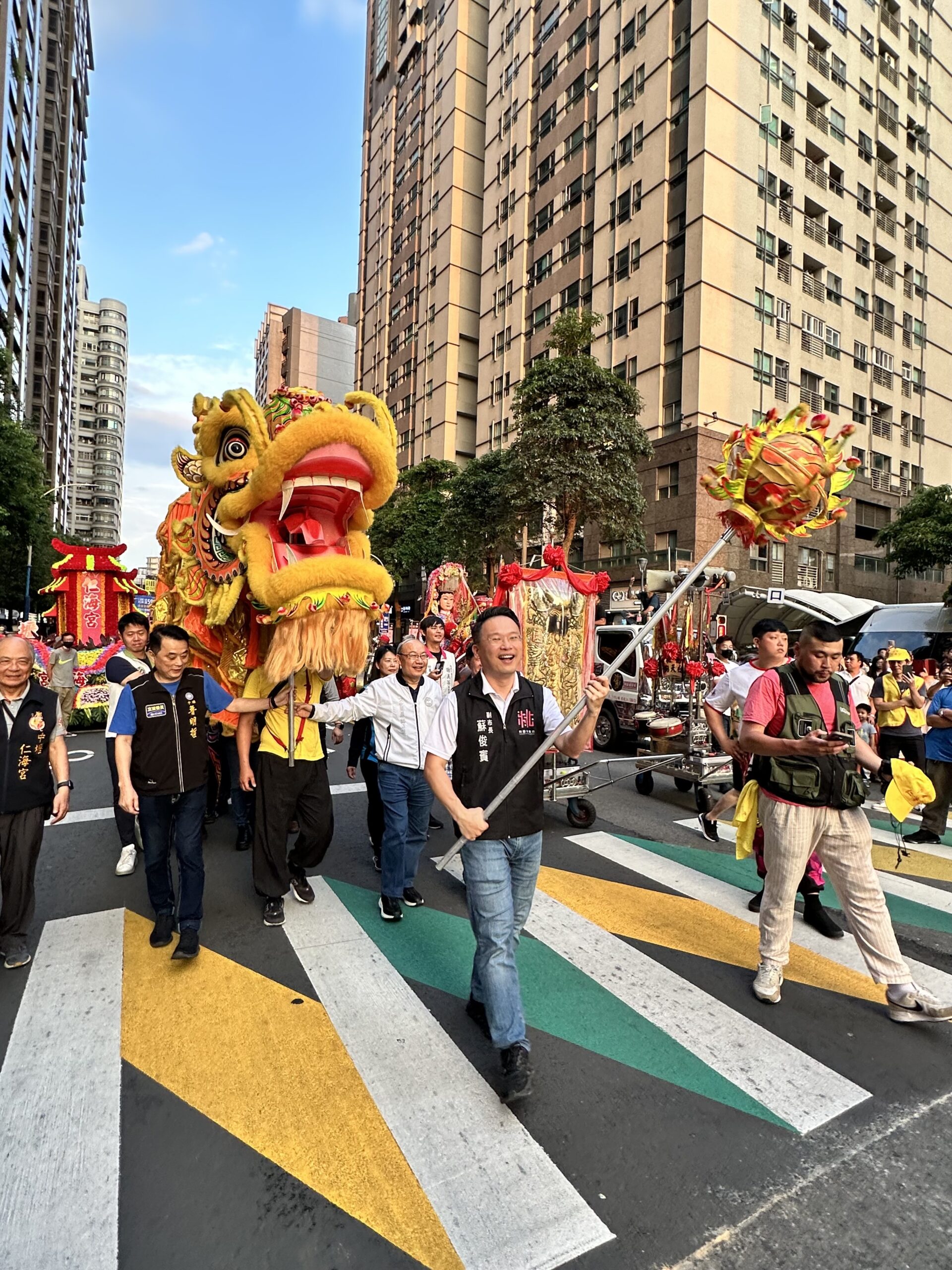中壢仁海宮建廟200周年慶 蘇俊賓肯定廟方熱心公益 蘇副市長引昂首巨龍金龍 0 scaled