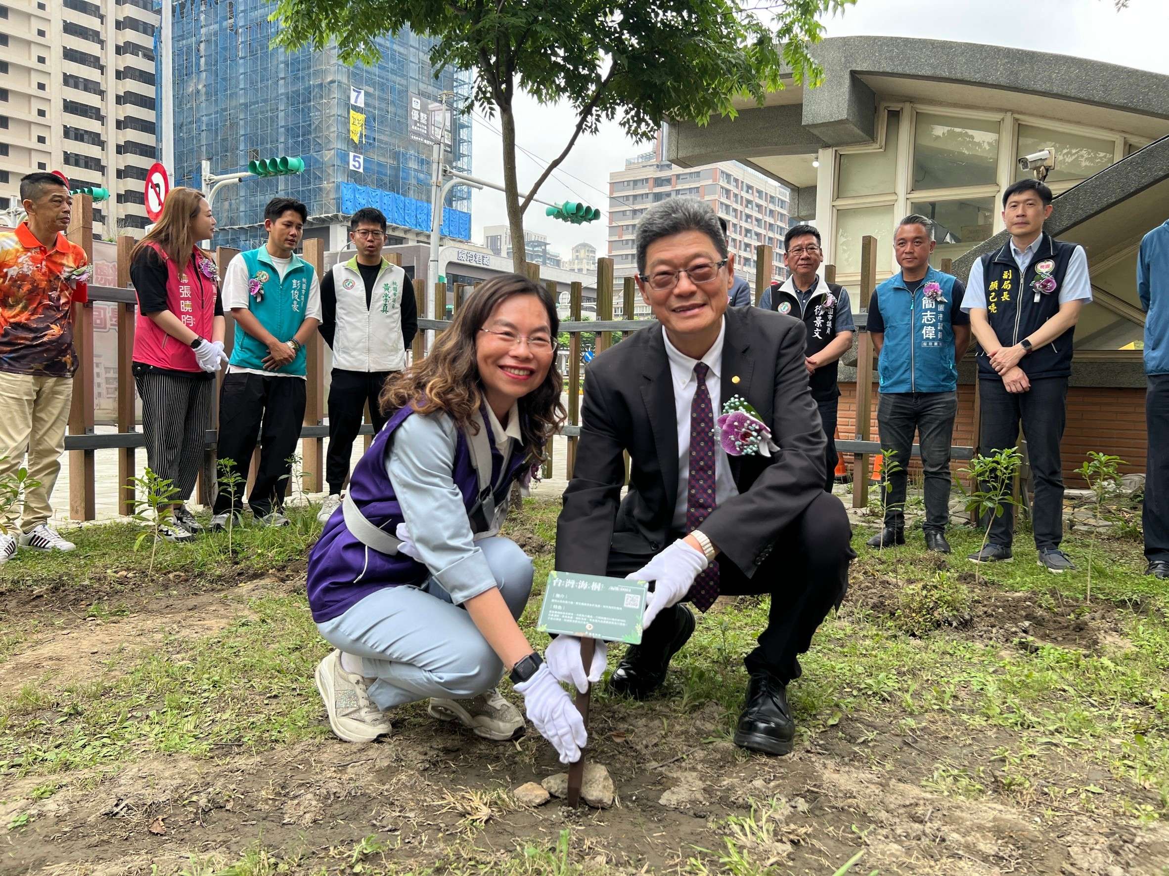 世界地球日前夕 耀登科技號召校園種樹愛地球 青埔國中校園種下台灣海桐等抗風樹種