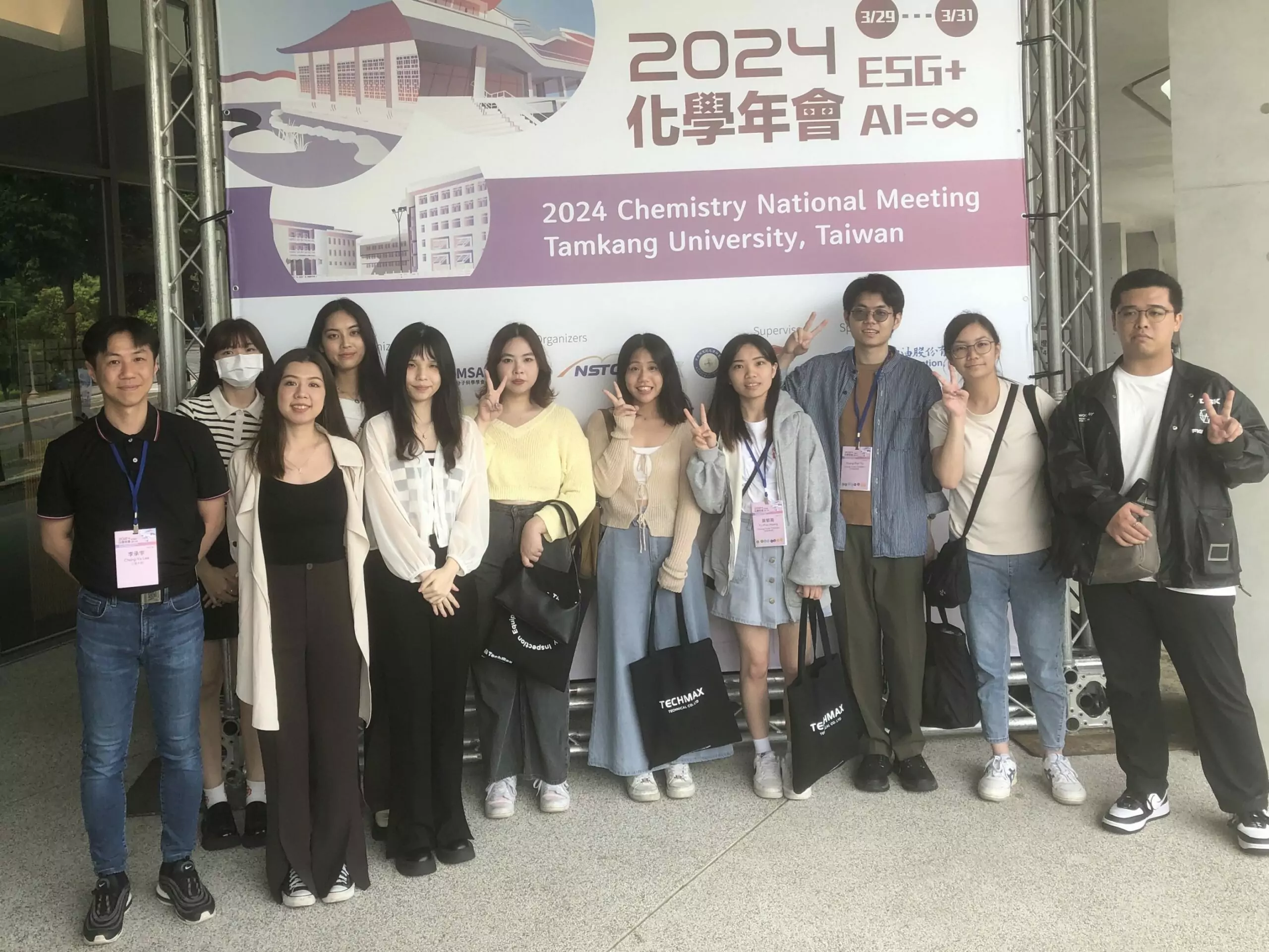 03 中原大學化學系助理教授李承宇左1帶領學生參與2024全國化學年會。 0 scaled