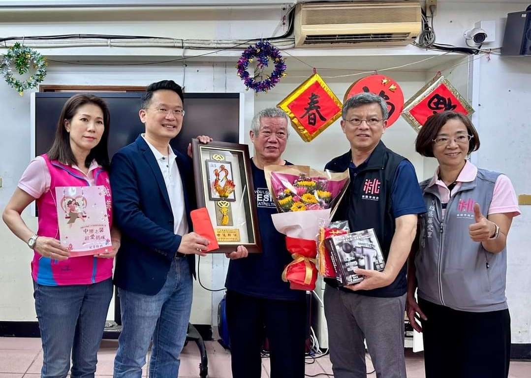 表揚已故模範母親陳林花 蘇俊賓手繪畫作贈家屬 1031808 0
