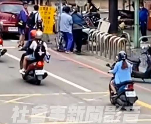 【有片】行車糾紛引衝突 兩名男子路邊大打出手 1715137135466