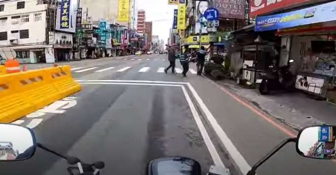 行人闖紅燈過馬路被罵「衝三小」反嗆:靠北!你本來就要讓 1715831031101