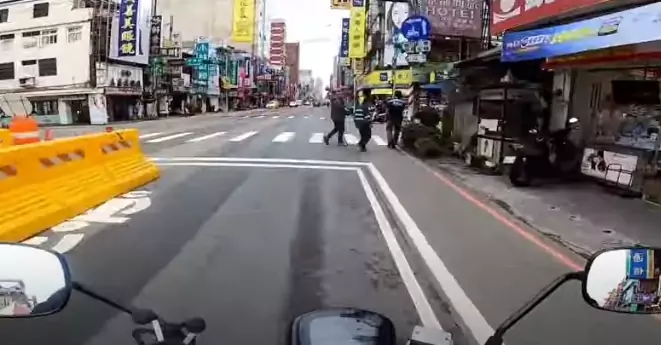 行人闖紅燈過馬路被罵「衝三小」反嗆:靠北!你本來就要讓 行人闖紅燈過馬路被罵「衝三小」反嗆:靠北!你本來就要讓