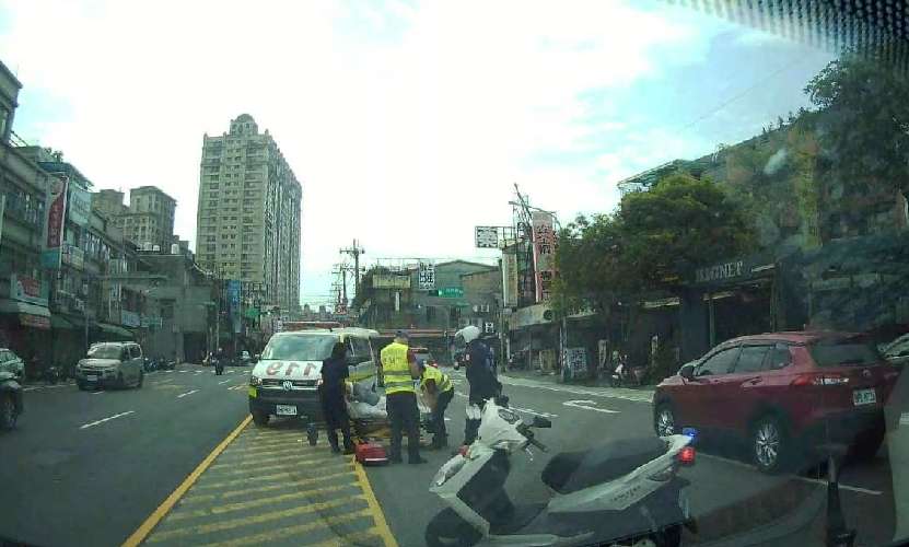 【有片】女子大白天醉倒路中 中壢警消及時伸援送醫 1715916286581