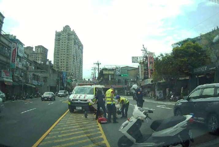 【有片】女子大白天醉倒路中 中壢警消及時伸援送醫 1715916357308