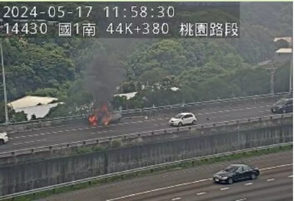 他發現冒煙緊急下車 小貨車瞬間成火球 他發現冒煙緊急下車 小貨車瞬間成火球